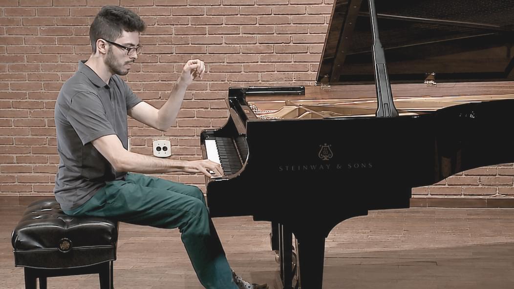 Gilberto tocando em um recital.
